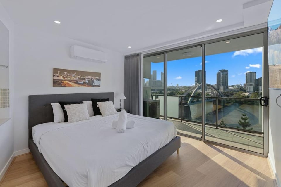 CBD Modern 3Bed Panoramic River View, 2Cars and Pool Apartment in Brisbane City