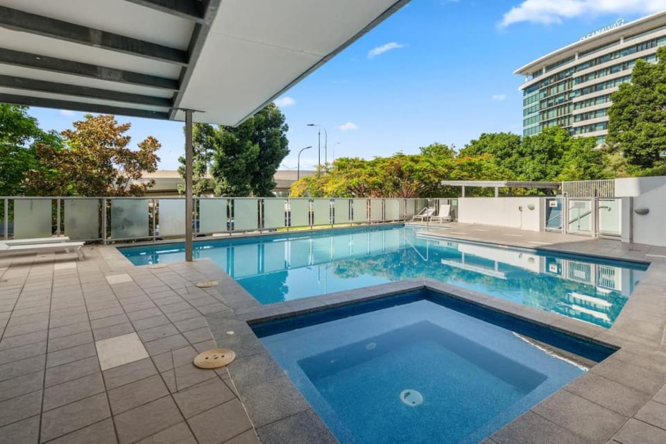 CBD Modern 3Bed Panoramic River View, 2Cars and Pool Apartment in Brisbane City
