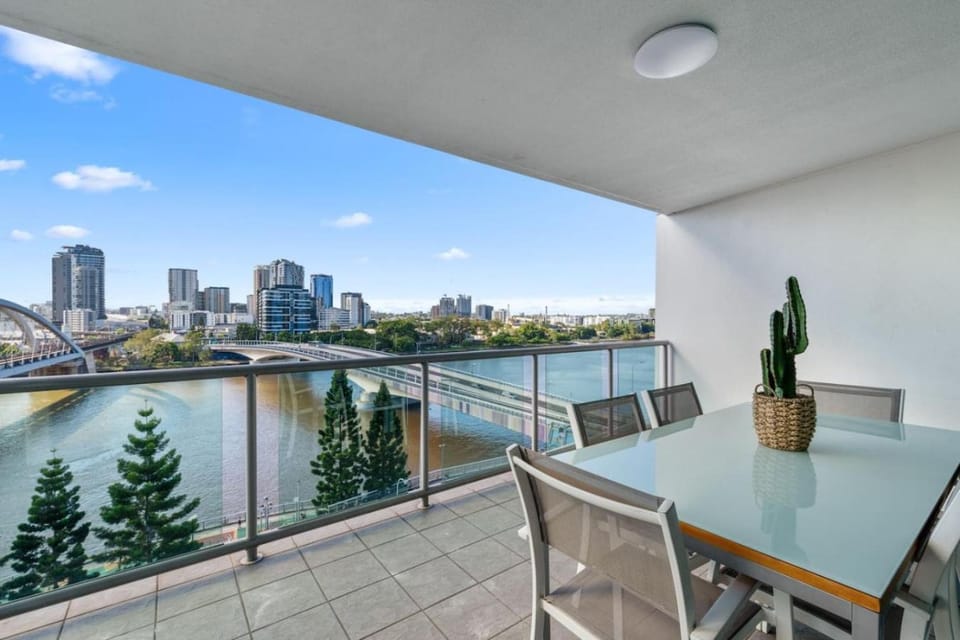 CBD Modern 3Bed Panoramic River View, 2Cars and Pool Apartment in Brisbane City