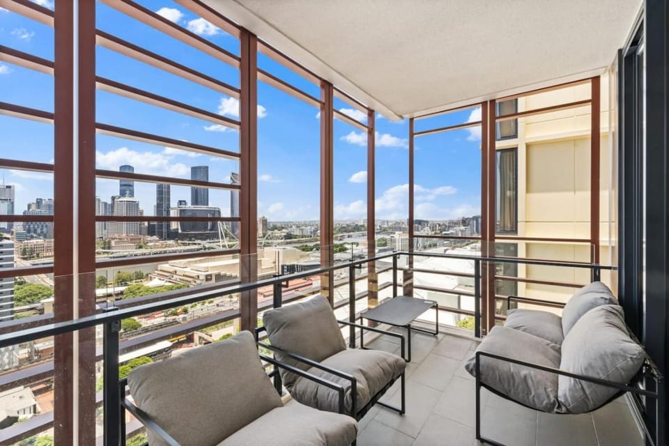Unbeatable River and CBD Views Pool 2Car and Prime Spot Apartment in Brisbane City