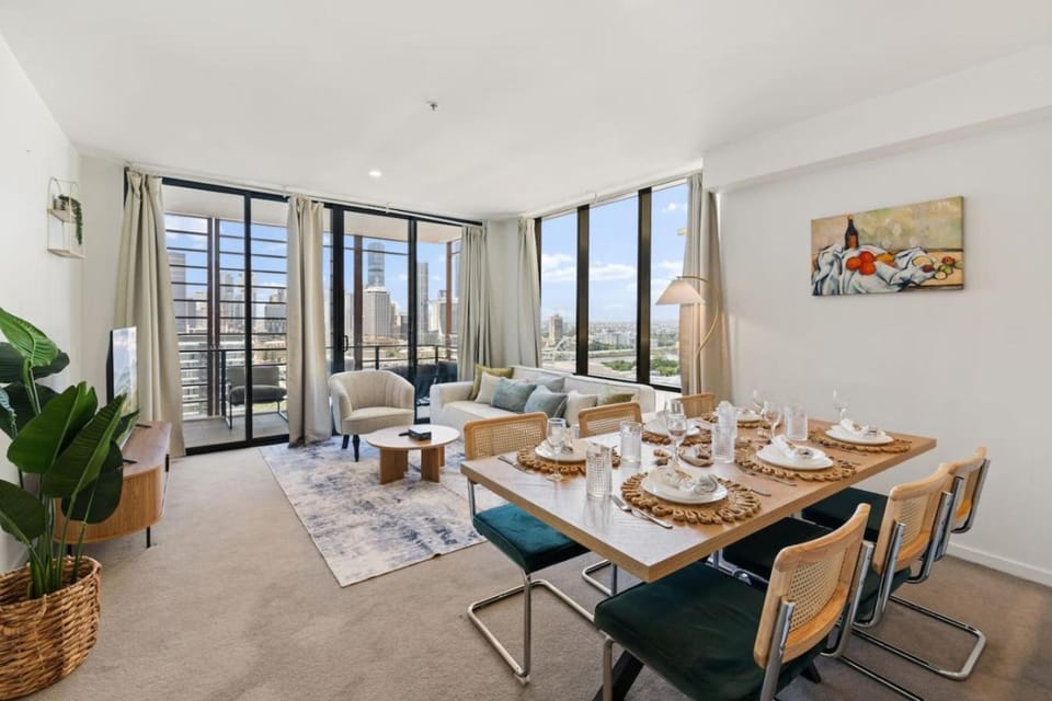 Unbeatable River and CBD Views Pool 2Car and Prime Spot Apartment in Brisbane City