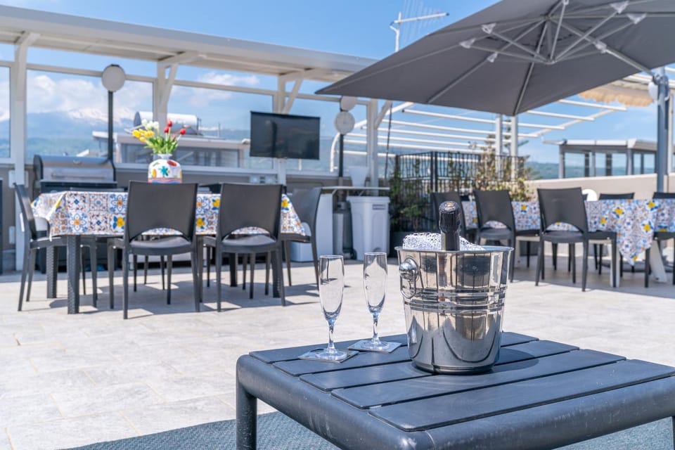 Property building, Balcony/Terrace, Living room