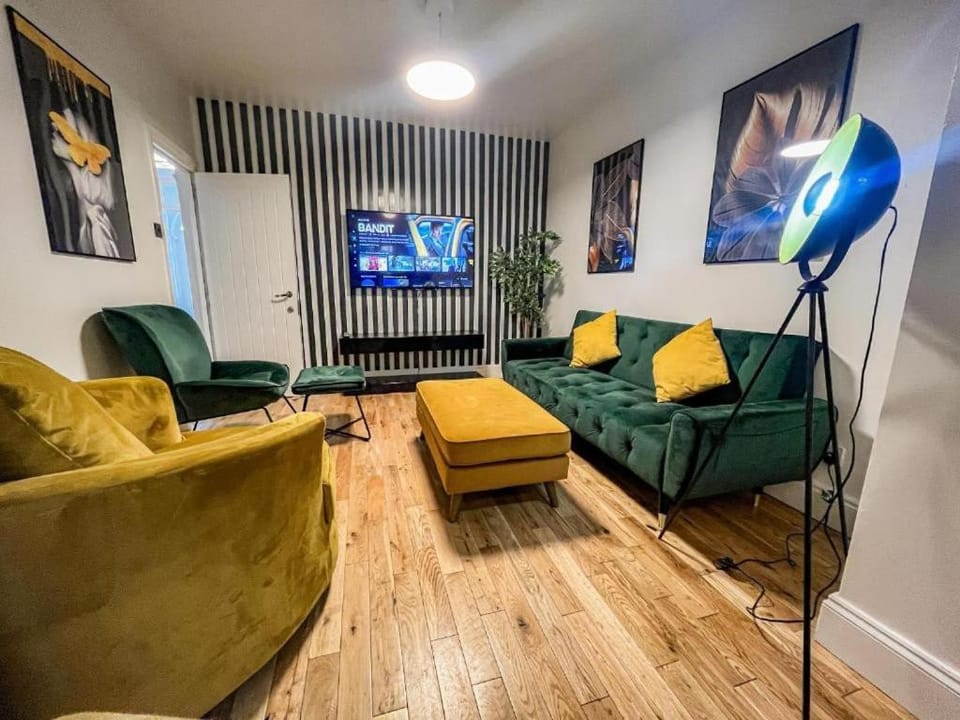 6 bed Townhouse by Harlington Apartment in Ilford