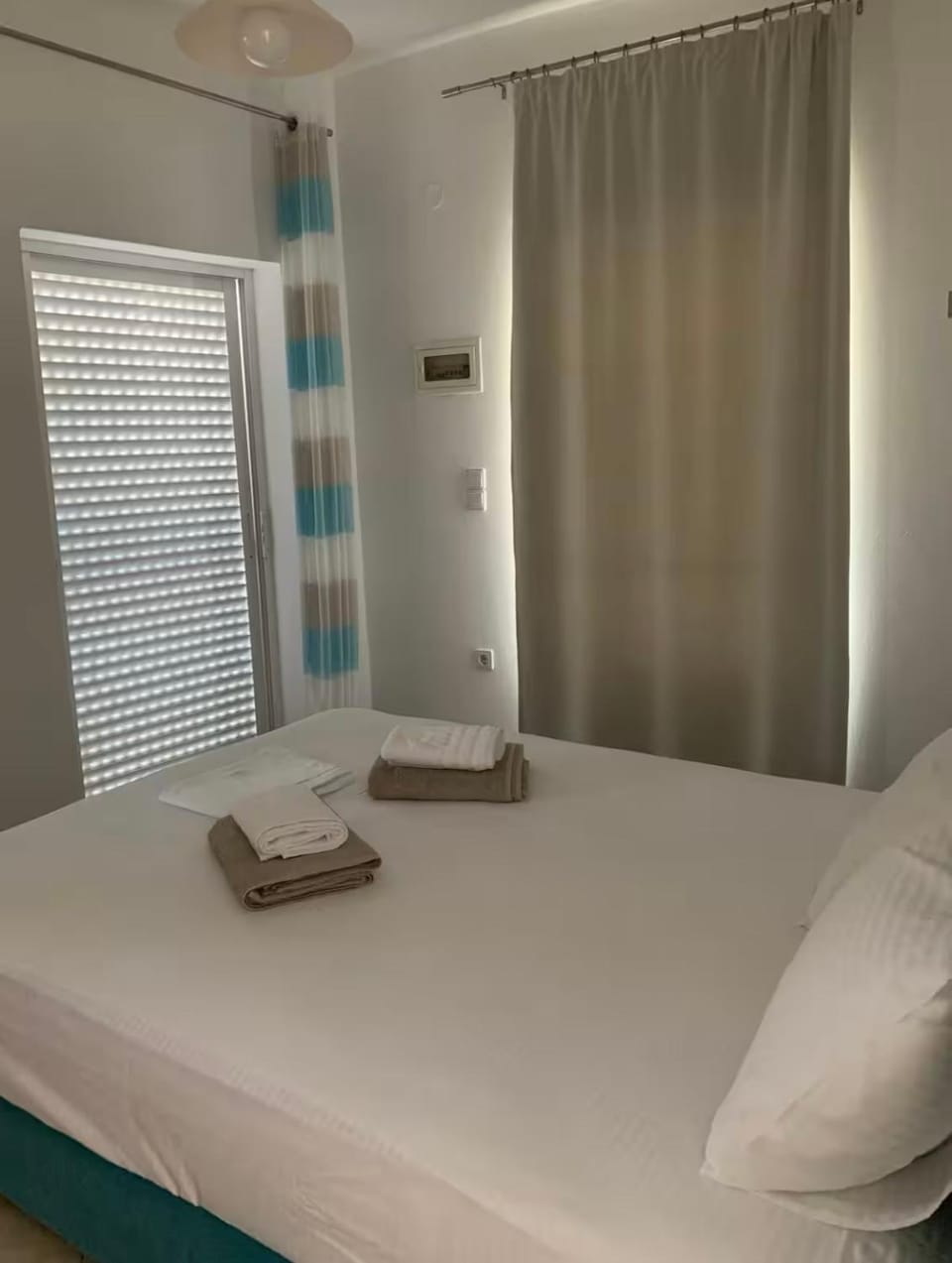 Bed, Bedroom, towels