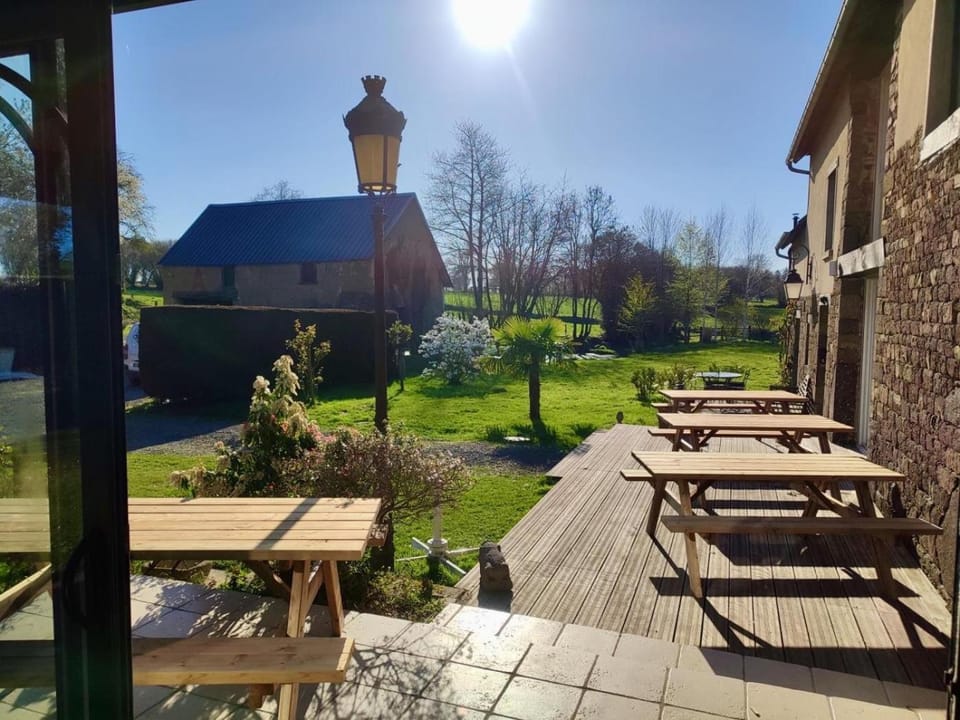 Property building, Patio, Spring, Day, Garden, Dining area, Garden view