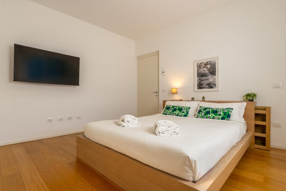 Bed, TV and multimedia, Photo of the whole room, Bedroom, towels