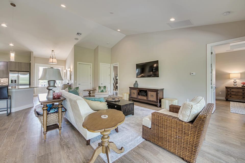 Pool Home with Beach Access - Southern Comfort - Roelens House in Estero Island