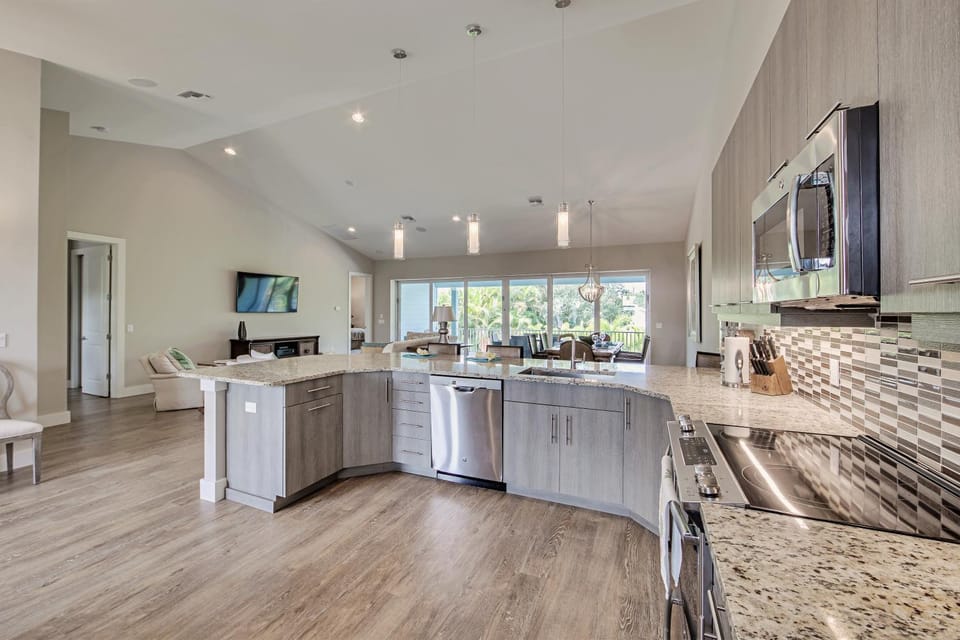 Pool Home with Beach Access - Southern Comfort - Roelens House in Estero Island