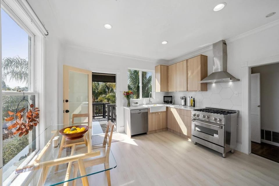 Beautiful Top Floor Getaway in Beach Town Apartment in Alameda