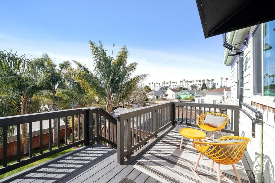 Beautiful Top Floor Getaway in Beach Town Apartment in Alameda