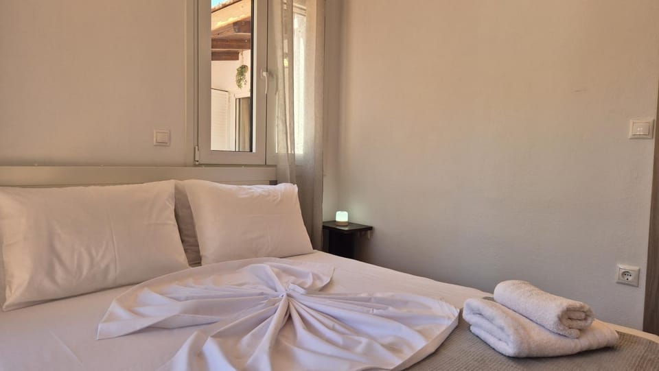 Bed, Bedroom, towels