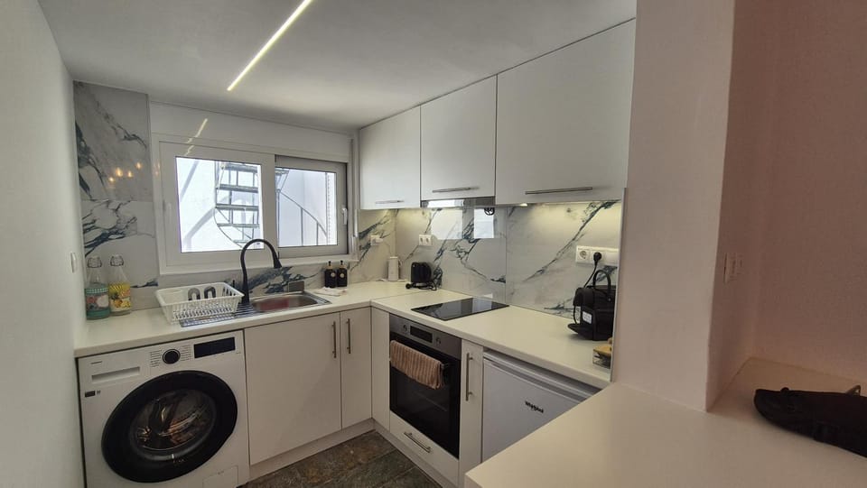 Coffee/tea facilities, Kitchen or kitchenette, oven, stove, washing machine
