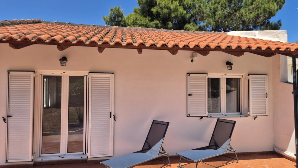 Property building, Patio, Day, sunbed