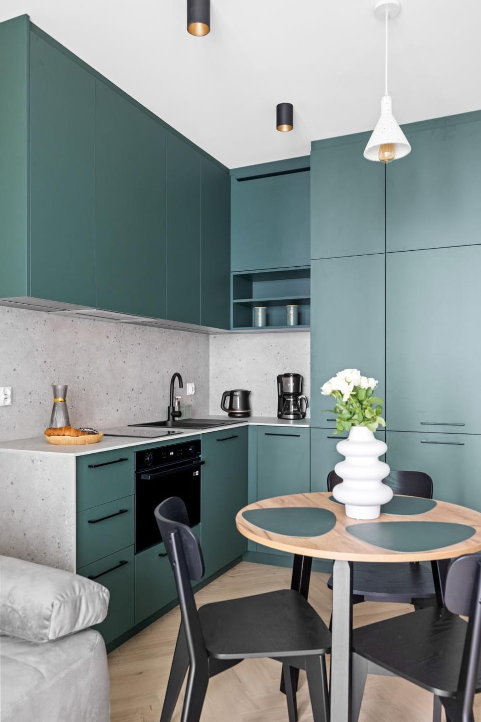 Kitchen or kitchenette, Dining area
