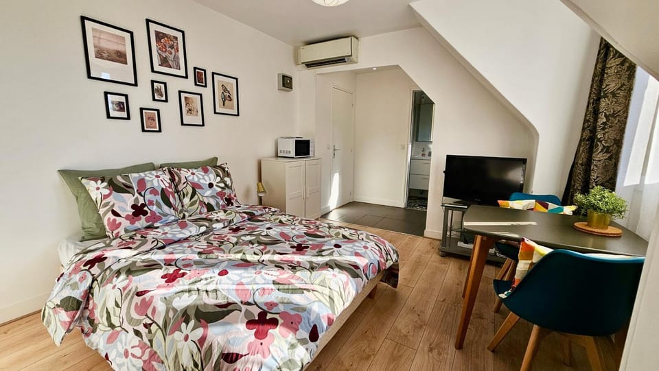 Communal lounge/ TV room, Bed, TV and multimedia, Photo of the whole room, Seating area, Dining area, Bedroom