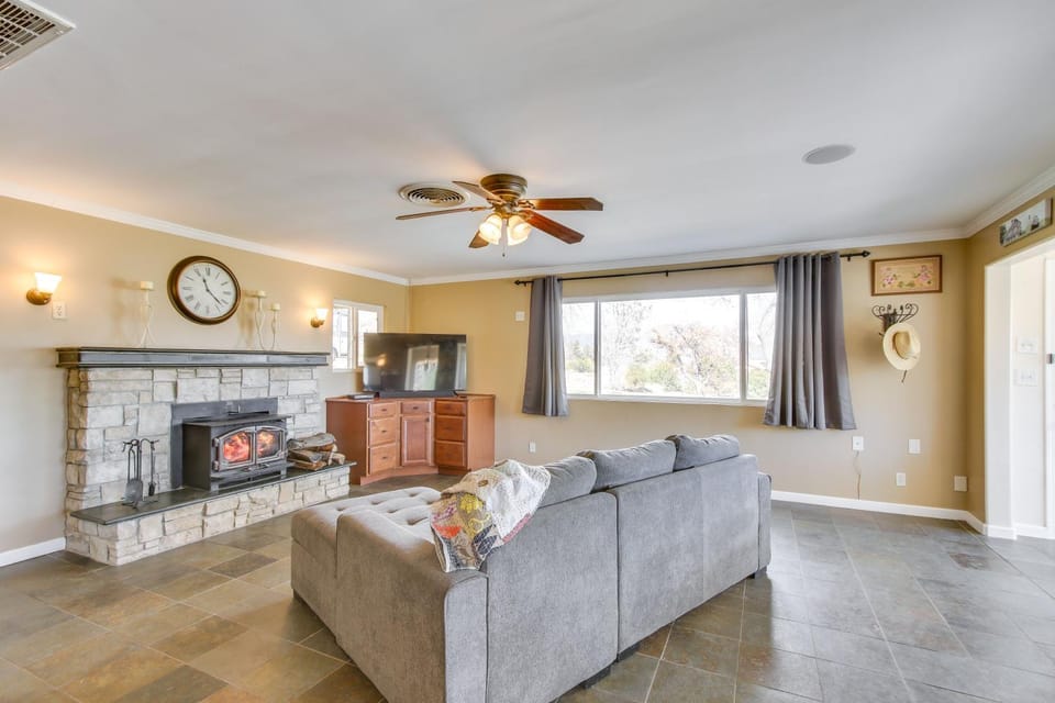 6 Mi to Lake Isabella: Mountain Mesa Getaway House in Sierra Nevada