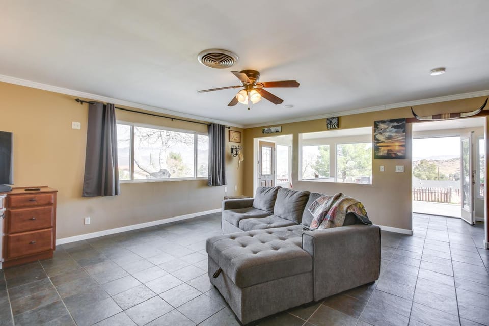 6 Mi to Lake Isabella: Mountain Mesa Getaway House in Sierra Nevada