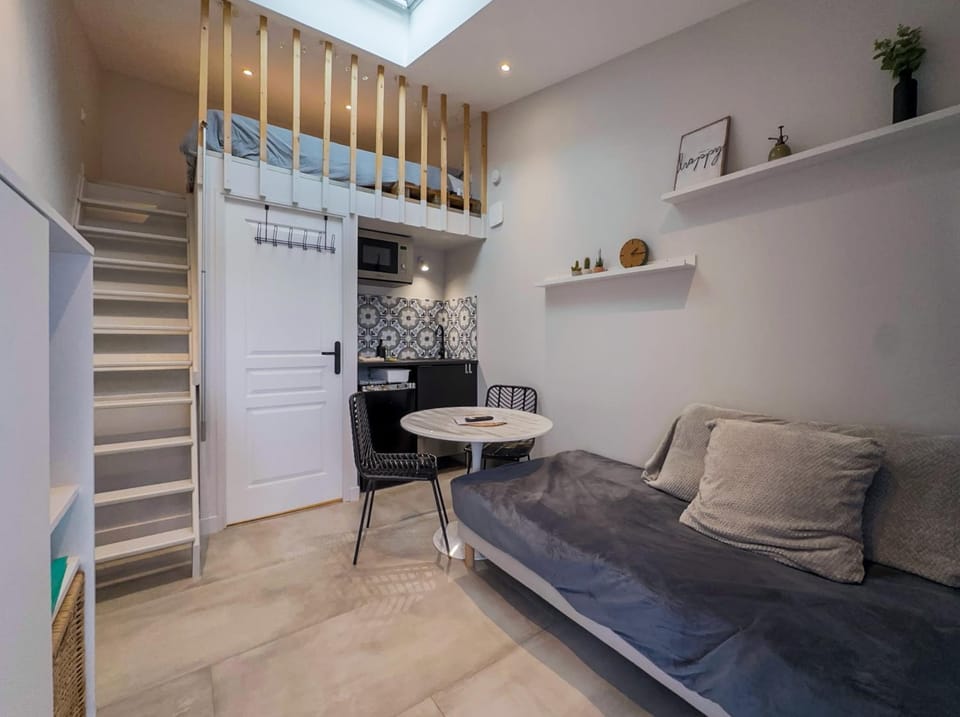 Kitchen or kitchenette, Living room, Seating area, Dining area