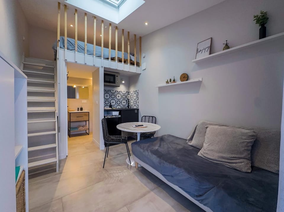 Kitchen or kitchenette, Living room, Seating area, Dining area