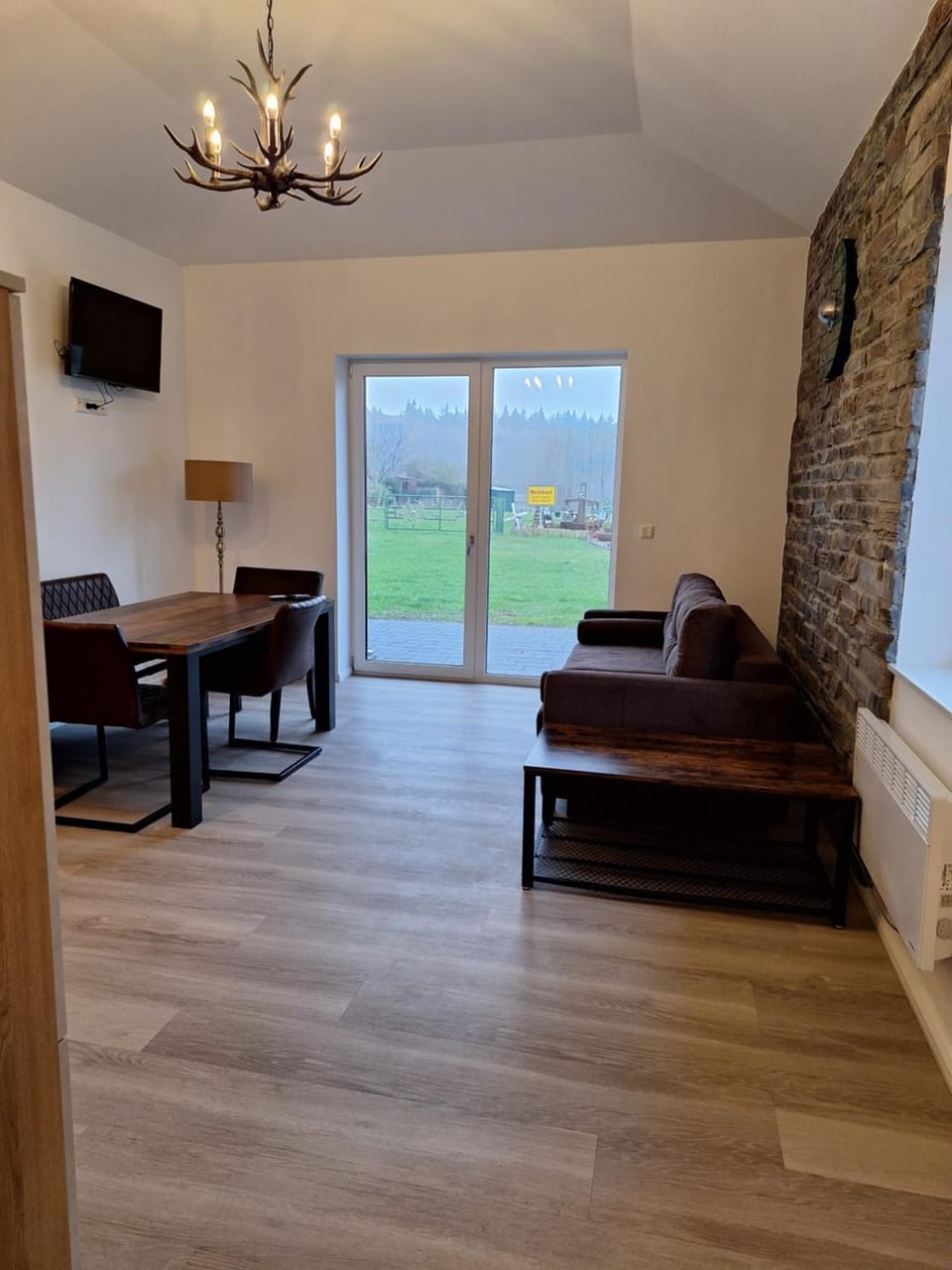 TV and multimedia, Living room, Seating area, Dining area