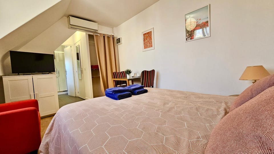 Communal lounge/ TV room, Bed, TV and multimedia, Photo of the whole room, Seating area, Bedroom