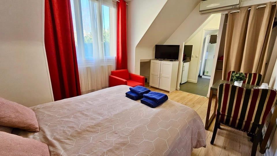 Communal lounge/ TV room, Bed, TV and multimedia, Photo of the whole room, Seating area, Bedroom