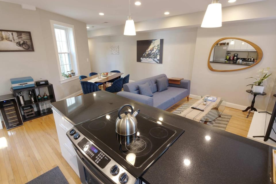 Luxury Flat Walk To Capitol Apartment in Capitol Hill