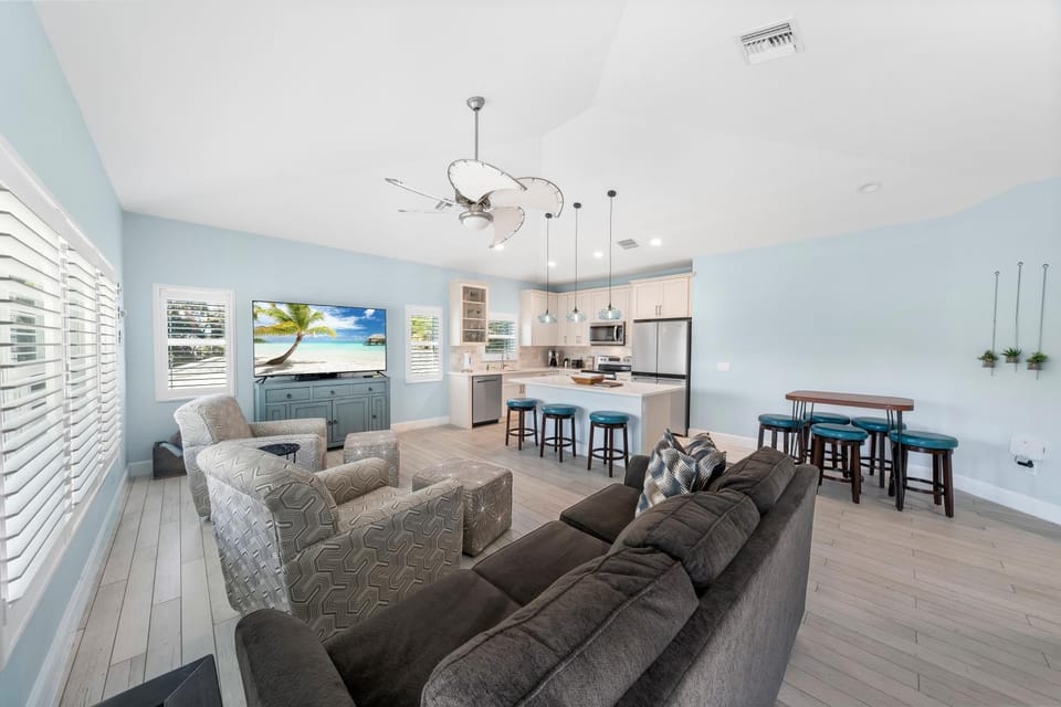 152 Steps to the Beach! Heated Pool - Steps Away - Roelens House in Estero Island