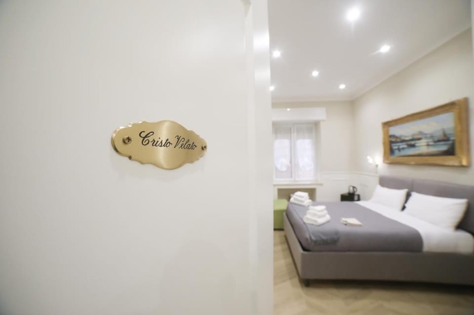 Bed, minibar, towels