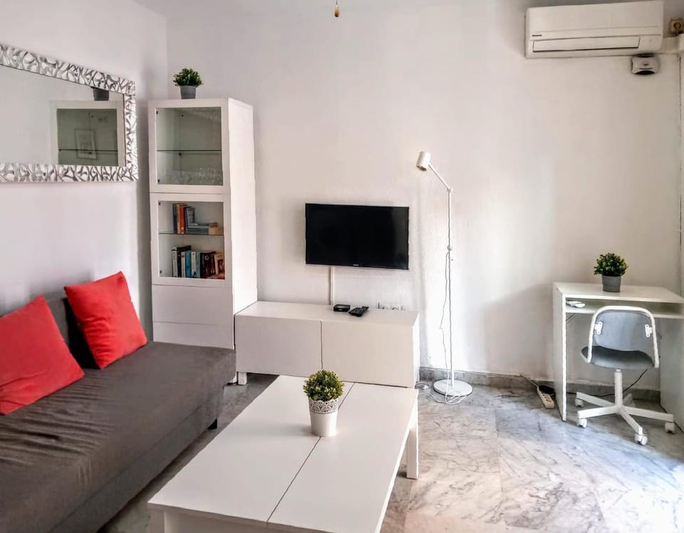 TV and multimedia, Living room, Seating area, Dining area, air conditioner