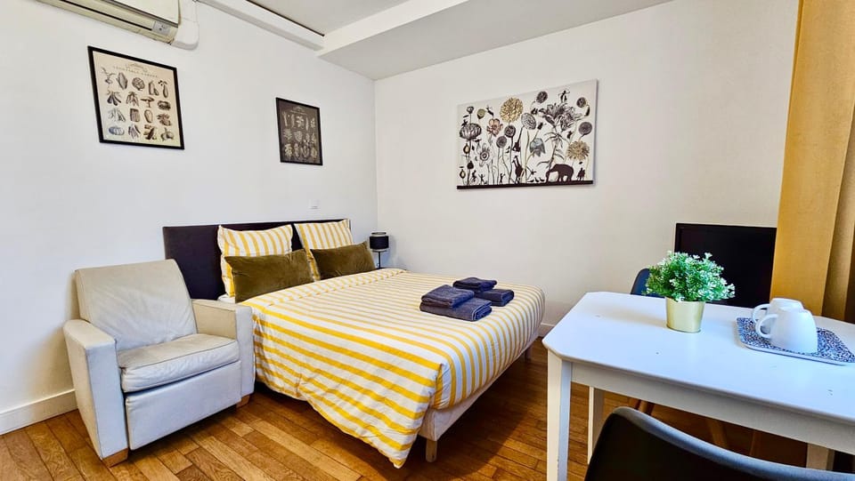 Bed, Living room, Photo of the whole room, Seating area, Bedroom, towels