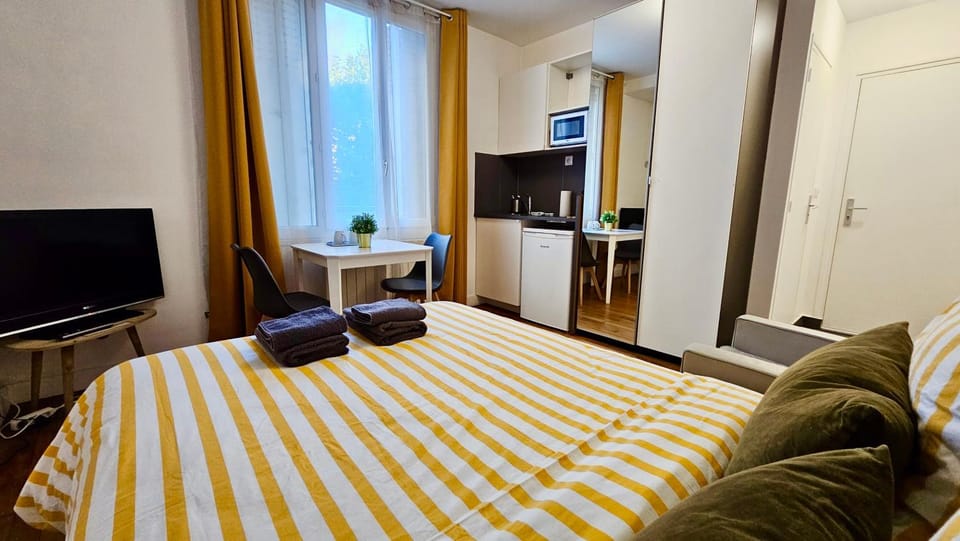 Communal lounge/ TV room, Bed, TV and multimedia, Kitchen or kitchenette, Photo of the whole room, Seating area, Bedroom
