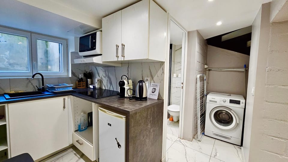 Coffee/tea facilities, Kitchen or kitchenette, microwave, stove, washing machine