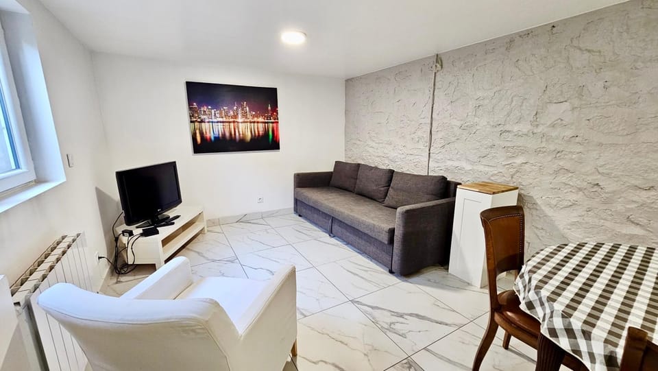 Communal lounge/ TV room, TV and multimedia, Living room, Seating area, Dining area, heating