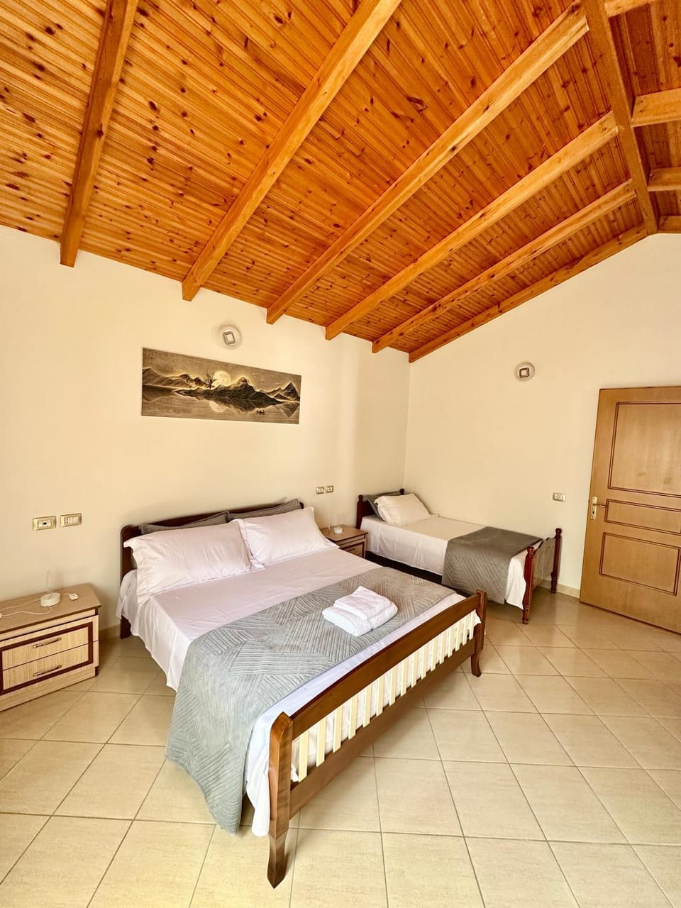 Bed, Bedroom, towels