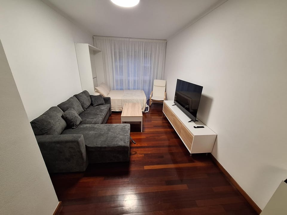 Bed, TV and multimedia, Living room