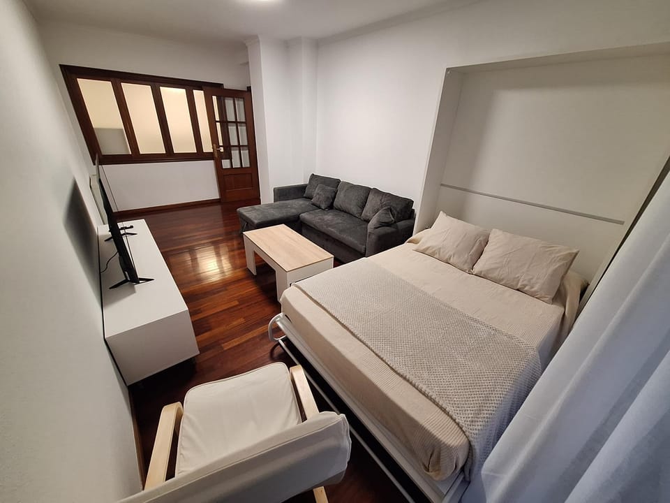 Bed, TV and multimedia, Living room