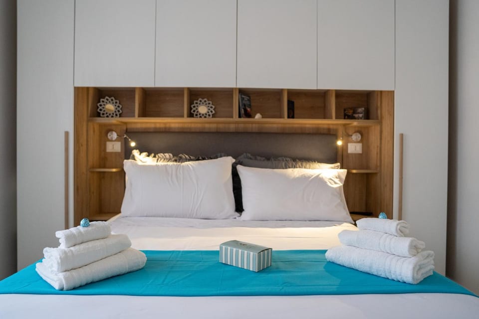 Bed, Bedroom, towels