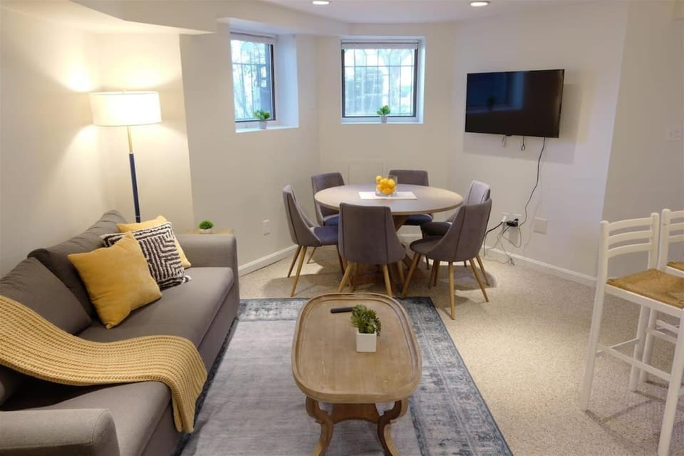 NEW On the Park 2 bed Apt Walk to Capitol & Parking Apartment in Capitol Hill