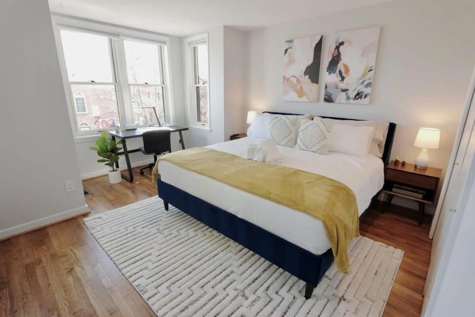 Penn & Ten- Spacious Capitol Hill Rowhouse House in Capitol Hill