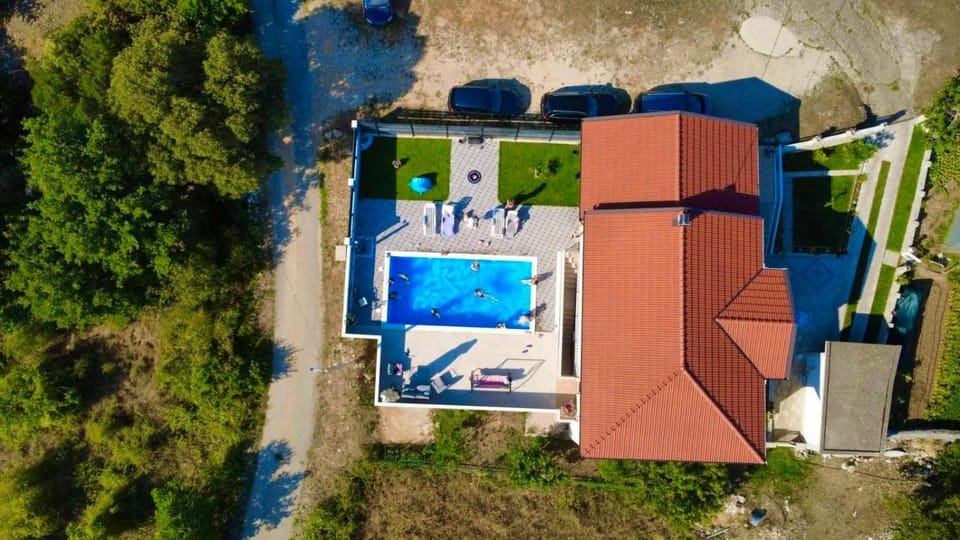 Property building, Day, Bird's eye view, Pool view, Swimming pool