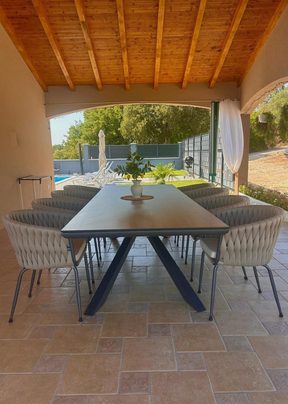 Patio, Day, Dining area