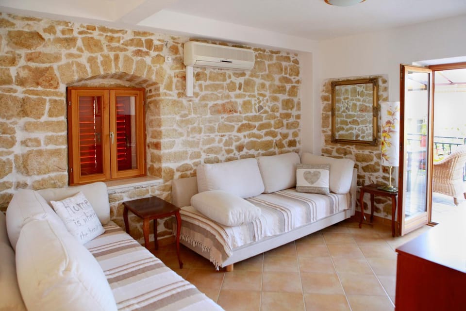 Living room, Seating area, air conditioner