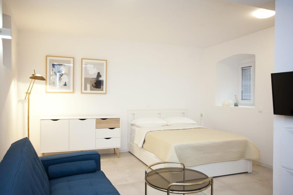 Bed, Living room, Photo of the whole room, Seating area
