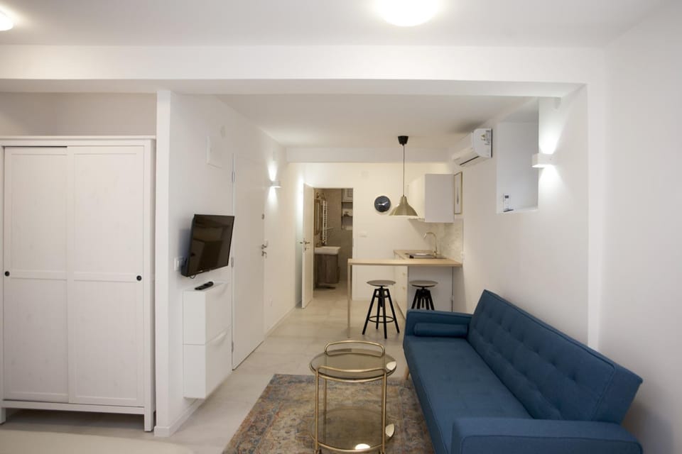 TV and multimedia, Photo of the whole room, Seating area, wardrobe