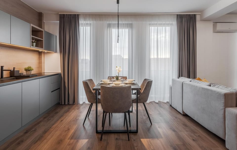 Kitchen or kitchenette, Dining area