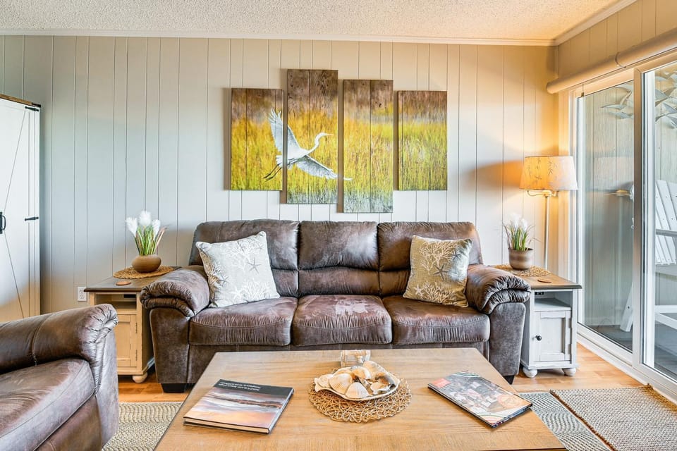 Waterfront Gem w/ Balcony in Garden City House in Murrells Inlet