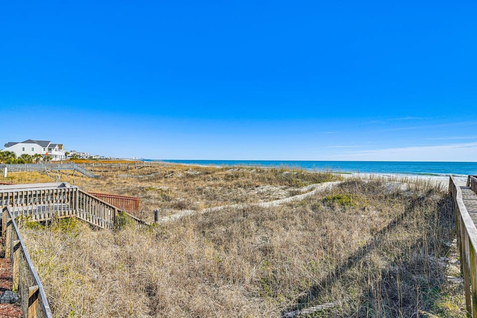 Waterfront Gem w/ Balcony in Garden City House in Murrells Inlet