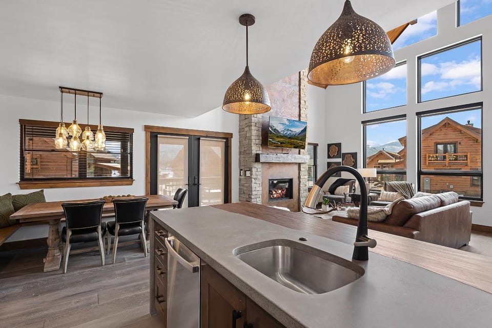Cabin on Lake Estes! Private Jacuzzi Two Patios Indoor and Outdoor Fireplace Cabin in Estes Park