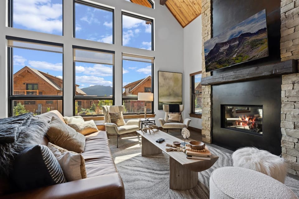 Fantastic Views Two Large Patios Private Jacuzzi and Indoor Outdoor Fireplace House in Estes Park